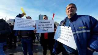 Mii de bugetari și-ar putea recupera &icirc;n instanță drepturile tăiate de Guvern