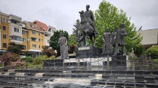 REPORTAJ: Războiul statuilor din inima Rom&acirc;niei. Mihai Viteazul călărește pe moloz, la Sf&acirc;ntu Gheorghe