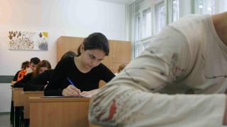 Admiși la facultate, blocați de Bac. Elevii care pleacă la studii &icirc;n străinătate ar putea da &bdquo;examenul maturității&rdquo; mai devreme