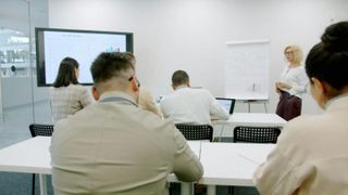 Absurditatea Start-Up Nation. 50.000 &euro; de la stat, pentru orice t&acirc;năr care se declară rom