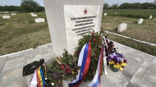 REPORTAJ: Ziua Propagandei Finale la Budeștii de Călărași. Poveste de coasă &icirc;ntr-un cimitir sovietic din Bărăgan