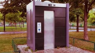Primăria lui Boc a mai cumpărat două WC-uri automate, cu 64.500 de euro bucata. Cum se str&acirc;nge cureaua, varianta de lux, la Cluj-Napoca&nbsp;