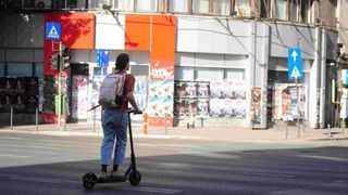 Se pregătesc noi reguli pentru trotinetiști. Casca devine obligatorie pentru toți