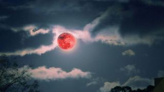 Eclipsa totală de lună din 3 martie 2026: schimbări decisive pentru toate zodiile