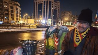 REPORTAJ. Poveste din lumea celor care &icirc;ngheață: G&acirc;ndul lui Fane Nebunu&rsquo;, om al străzii, la minus 12 grade: bugetarii or să ajungă ca mine