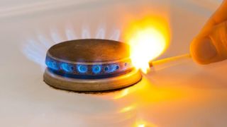 Au centrală, au conductă la poartă, dar n-au gaz. Blocajul rețelelor finanțate cu bani publici