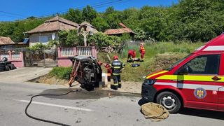 O femeie din județul Alba a sf&acirc;rșit strivită de un autoturism care s-a răsturnat. Echipajele medicale nu au mai putut face nimic