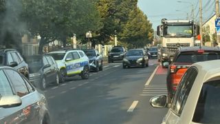 O femeie de 54 de ani a fost acroșată de o mașină pe o stradă din Sibiu. Aceasta a fost transportată de urgență la spital