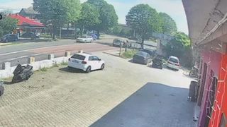 VIDEO Momentul &icirc;n care o mamă și copilul ei sunt loviți pe trecere de o mașină condusă de un șofer de 79 de ani, &icirc;n Eforie Sud