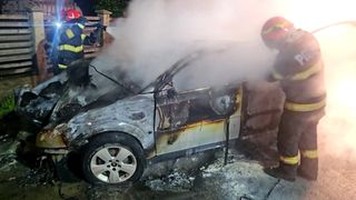 Doi tineri de 20 și 22 de ani au sf&acirc;rșit carbonizați după ce s-au izbit cu mașina de un cap de pod, &icirc;n județul Vrancea. Alți doi pasageri s-au evacuat la timp