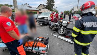 Patru persoane, printre care și un minor, au fost transportate la spital după ce o mașină a lovit un st&acirc;lp &icirc;n Prahova&nbsp;