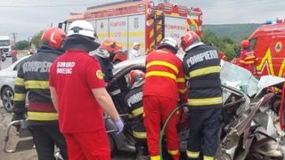 O femeie și-a pierdut viața &icirc;n Onești, &icirc;n urma unui impact violent &icirc;ntre trei mașini. Mai multe persoane au rămas &icirc;ncarcerate