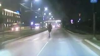 Momentul în care o femeie este spulberată pe o trecere de pietoni din Iași și aruncată câțiva metri în aer, surprins de o cameră de bord. Medicii nu au mai putut face nimic pentru ea