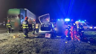 Un copil de 10 ani și-a pierdut viața &icirc;n Prahova, după ce mașina familiei s-a izbit violent de un TIR plin cu paleți