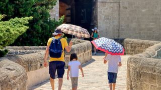 Este COD portocaliu și galben de caniculă. Prognoza meteo ANM pentru vineri, 26 iunie 2026. Meteorologii anunță caniculă și temperaturi de 37 de grade Celsius la umbră