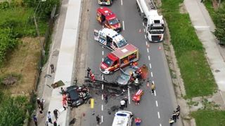 Impact violent &icirc;ntre 2 mașini &icirc;n județul Iași. Echipajele de intervenție au acționat de urgență pentru salvarea a două persoane blocate &icirc;n autoturismele avariate