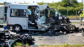 Carnagiu pe autostrada M1 din Ungaria. Opt persoane și-au pierdut viața după ce un șofer ar fi adormit la volan, iar un microbuz s-a lovit de un convoi