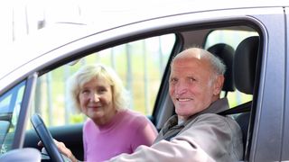 Ora la care intră pensiile pe card, în decembrie, în funcție de banca