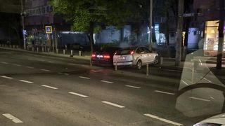 Trei persoane au ajuns la spital după ce un t&acirc;năr aflat sub influența băuturilor alcoolice a intrat cu mașina &icirc;n alt autoturism, pe Iuliu Maniu