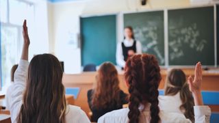 La ce sume ajung bursele &icirc;n anul școlar 2026-2027. C&acirc;ți bani urmează să primească elevii