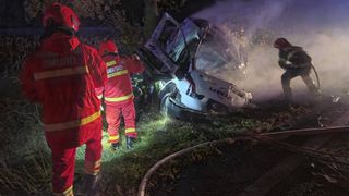 Două persoane și-au pierdut viața și una a ajuns la spital după un grav eveniment rutier petrecut &icirc;n județul Iași. O autoutilitară a fost cuprinsă de foc&nbsp;