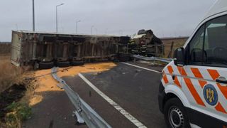 Un bărbat din Botoșani și-a pierdut viața pe Autostrada A7, după ce camionul pe care-l conducea a părăsit carosabilul și s-a răsturnat