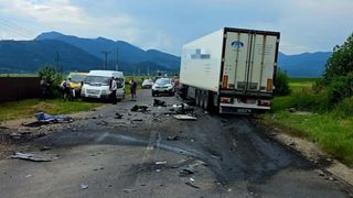Un t&acirc;năr de 28 de ani și-a pierdut viața după ce mașina pe care o conducea s-a ciocnit cu un TIR, &icirc;n Săcele