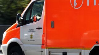 O adolescentă de 16 ani a fost găsită &icirc;n stare de inconștiență l&acirc;ngă fire de &icirc;naltă tensiune căzute pe o stradă din București