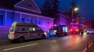 Doi adolescenți, &icirc;n v&acirc;rstă de 14 și 15 ani, au ajuns la spital după ce au căzut cu o trotinetă electrică, &icirc;n Aiud. Unul dintre ei este &icirc;n stare gravă