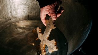 Obiceiuri de Bobotează 2026. Ce trebuie să faci cu Agheasma din alți ani pe care o ții &icirc;n casă