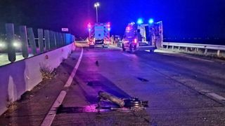 Un motociclist de 23 de ani din Ilfov și-a pierdut viața pe loc după un impact devastator cu un parapet, &icirc;n județul Giurgiu