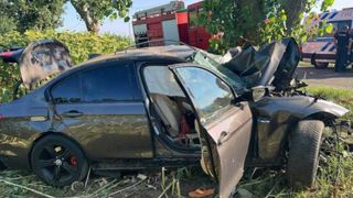 Două persoane și-au pierdut viața &icirc;n Buzău, după ce un autoturism a ieșit de pe șosea și a intrat &icirc;ntr-un copac