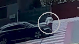O femeie și-a pierdut viața &icirc;n Alba Iulia, după ce a fost aruncată c&acirc;țiva metri de o mașină. Tragedia a avut loc pe trecerea de pietoni