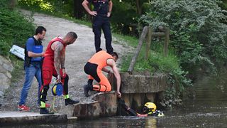 Un copil de 11 ani a fost strangulat de prietenii lui de 15 și 16 ani, &icirc;n timp ce erau la pescuit. Agresorii ar fi vrut să se răzbune