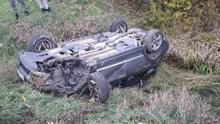 Doi copii de 4 și 7 ani, la spital după ce mașina &icirc;n care se aflau s-a răsturnat &icirc;ntr-un r&acirc;u,  &icirc;n Neamț