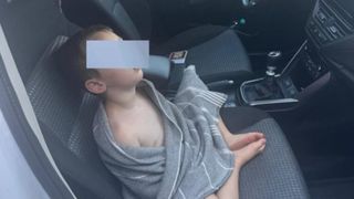 Copilaș de trei ani, din Botoșani, găsit rătăcind dezbrăcat pe străzi. Băiețelul a fost recuperat de părinți