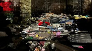 Elisabeta, o rom&acirc;ncă de 36 de ani, a fost găsită moartă printre gunoaie, &icirc;n Italia. Femeia ar fi fost bătută p&acirc;nă și-a dat ultima suflare