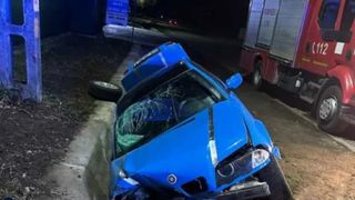 Grav eveniment rutier &icirc;n Neamț. Cinci tineri, printre care o fată de 14 ani, au ajuns la spital după ce o mașină s-a răsturnat &icirc;ntr-un șanț