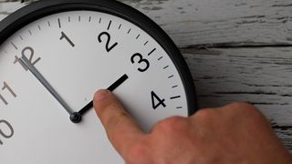 C&acirc;nd trecem la ora de vară 2026. Ceasul se dă &icirc;nainte, iar noaptea devine mai scurtă