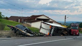 NEWS ALERT Un TIR s-a răsturnat pe sensul opus, &icirc;n Bihor.  O femeie și-a pierdut viața și alte trei victime au ajuns la spital