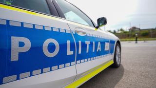 Un TIR &icirc;ncărcat cu alimente s-a răsturnat &icirc;n județul Neamț. O conductă de gaze a fost avariată, iar traficul a fost blocat pe ambele sensuri de mers