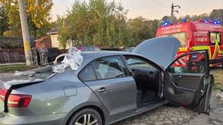 Trafic blocat &icirc;n județul Argeș, s&acirc;mbătă dimineață. Un container a lovit un autoturism, iar trei persoane au ajuns la spital
