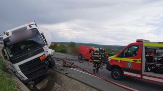Un bărbat și-a pierdut viața &icirc;n Cluj după un impact devastator &icirc;ntre o mașină și o autocisternă