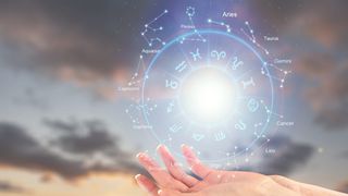 Horoscop pentru ziua de s&acirc;mbătă, 18 iulie 2026: Semnul zodiacal care pleacă singur &icirc;ntr-o vacanță &icirc;n străinătate. Acolo are parte de aventura vieții sale