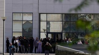 Un bărbat de 89 de ani a deschis focul asupra mai multor oameni, &icirc;n Grecia. Cinci persoane au fost rănite și transportate la spital