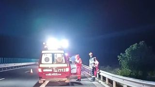 Impact violent &icirc;ntre două autoutilitare de 3,5t, pe autostrada A10. Salvatorii au intervenit cu mai multe echipaje