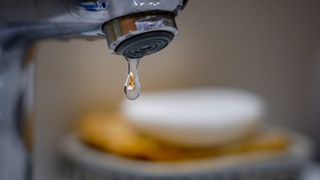 Furnizarea apei potabile a fost reluată în Câmpina, duminică dimineața. Autoritățile anunță că apa NU este potabilă