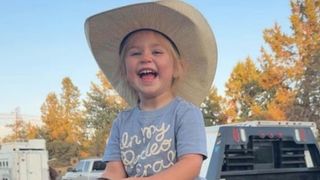 O fetiță de 3 ani a fost strivită mortal de calul familiei, sub privirile neputincioase ale mamei sale: &bdquo;Inimile noastre sunt zdrobite&rdquo;