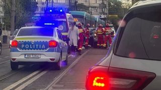 O t&acirc;nără &icirc;nsărcinată a ajuns la spital după o ciocnire &icirc;n lanț, pe o stradă din Galați. Incidentul a fost provocat de un șofer de 18 ani