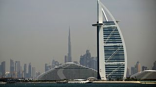 Ziua 13 de conflict &icirc;n Orientul Mijlociu. Un bloc de locuințe din Dubai a fost atins de o dronă iraniană. Iranul vrea să atace centrele economice și băncile din Golf